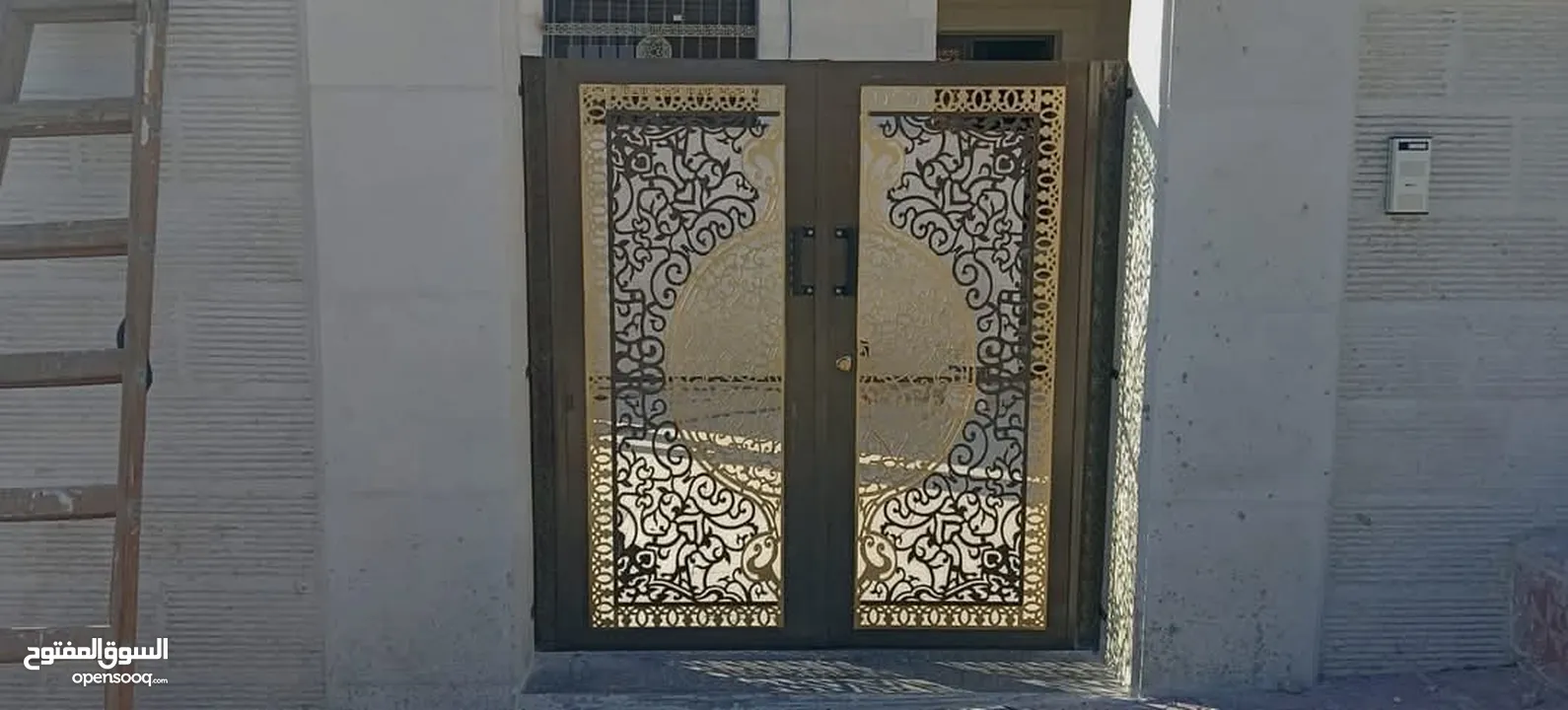 باب حديد لليزر