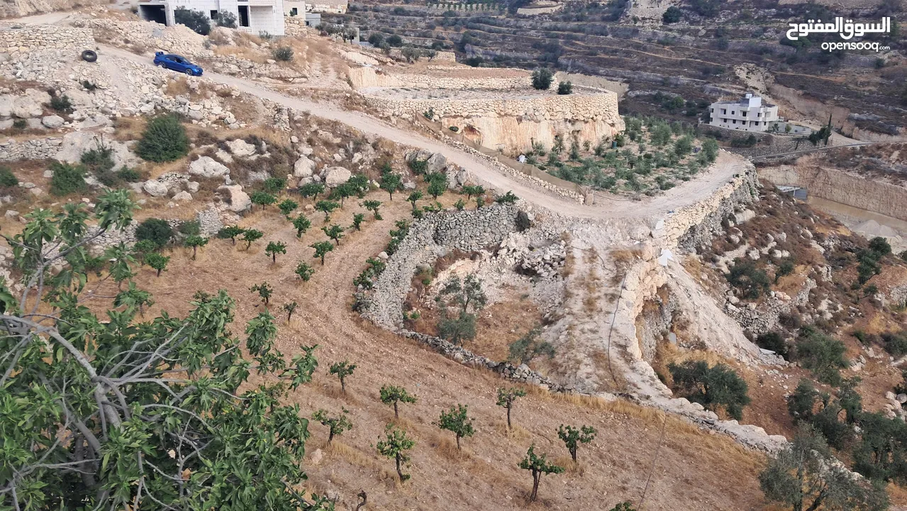 أرض في بيت كاحل مطلة على شارع واد القف