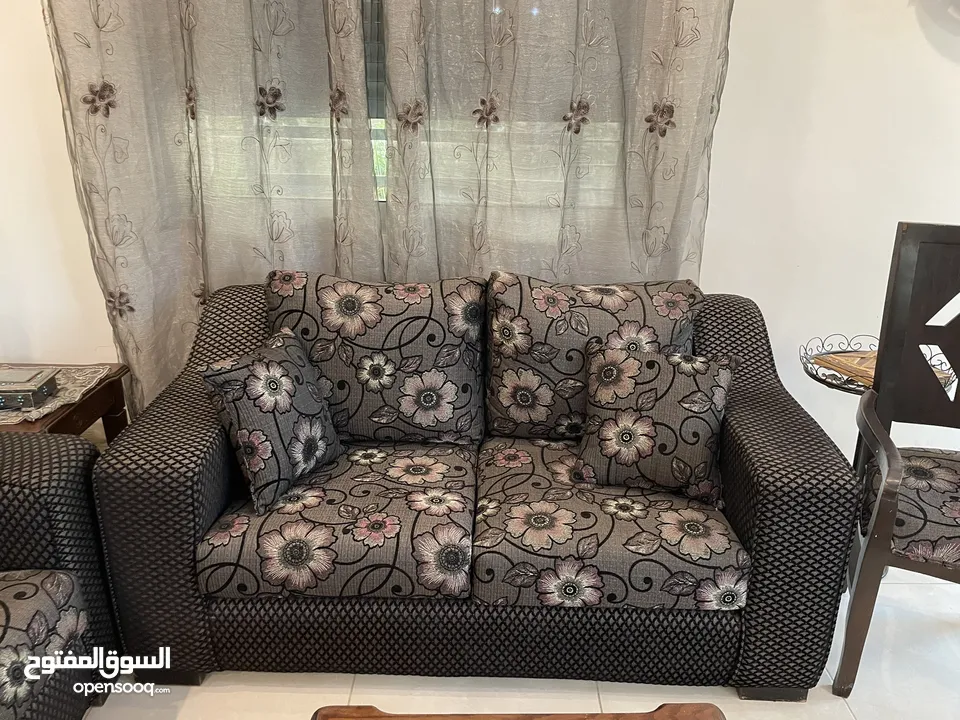 طقم كنب + طاوله سفره مع 8 كراسي + بوفيه مع مرايه + 3 طاولات وسط