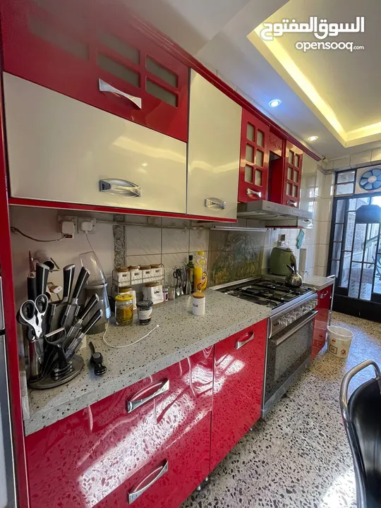 مطبخ تركي كامل لبيع يتضمن فرن كهربائي و ميكرويف