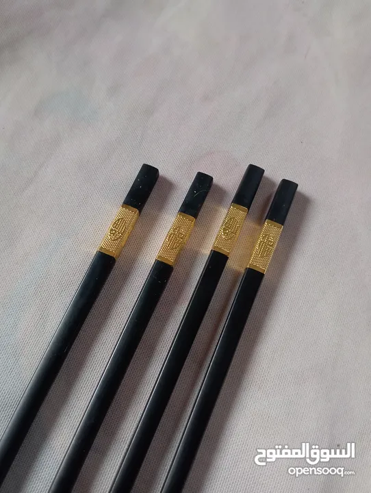 زوج اسود من اعواد تناول طعام (chopsticks)