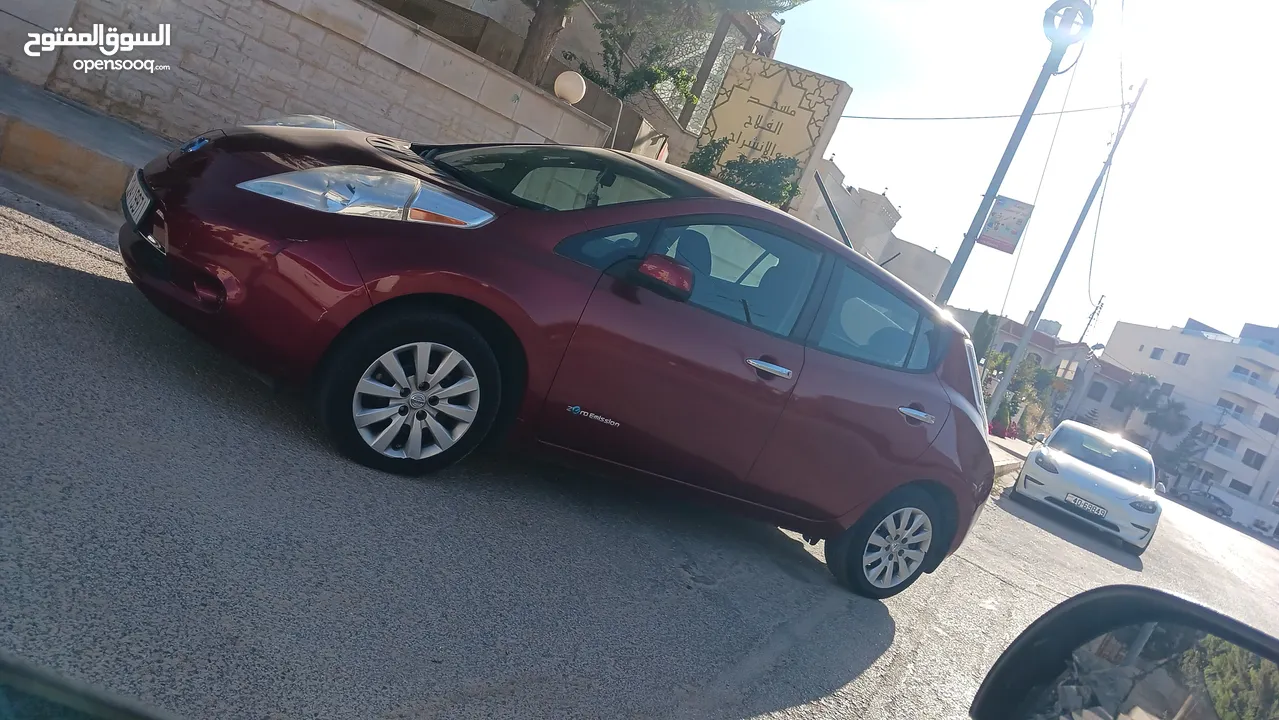 نيسان ليف 2015 للبيع ممشى قليل جدا بحال الوكالة نازلة من 11 بار جديد قابل للبدل