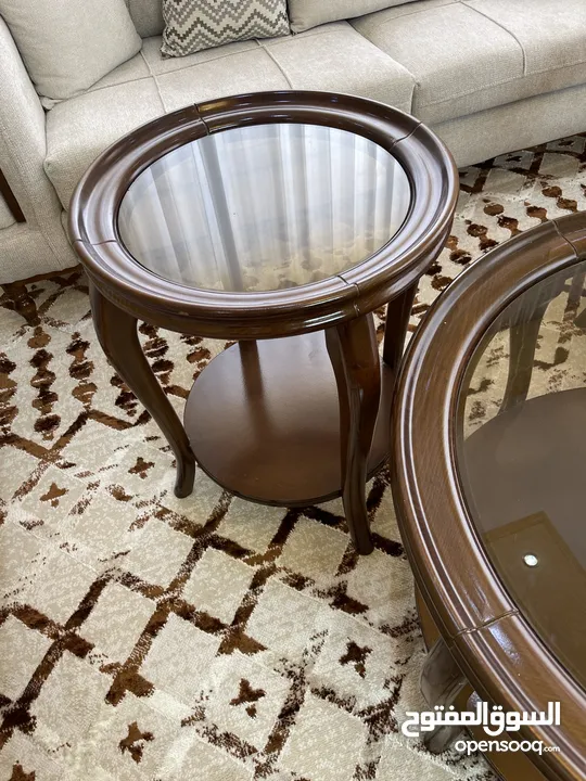 طاولة وسيطة دائرية  مع زاويتين
