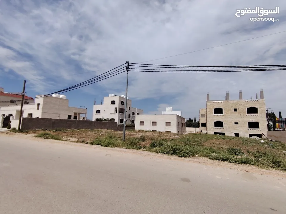 قطعة أرض مميزة للبيع اربد منطقة ايدون الجزيرة الغربية مساحة 805م غرب مدارس تقارب