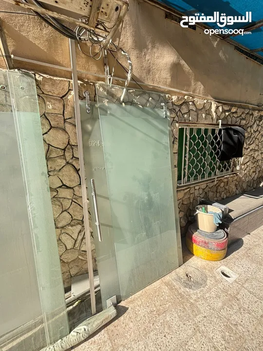 واجهة سيكوريت مع اكسسواراته سكة والايادي والزرافيل