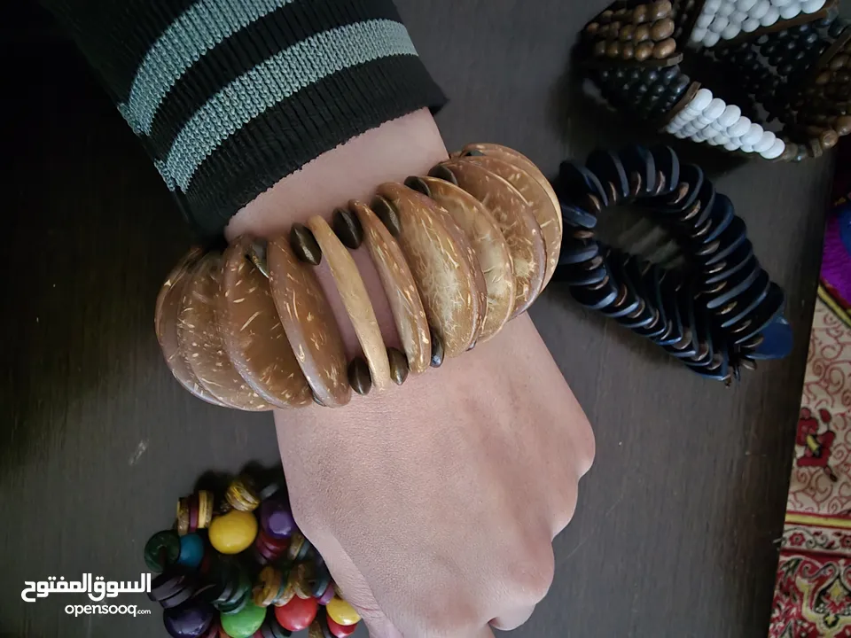 اساور خشبية ملونة جديدة