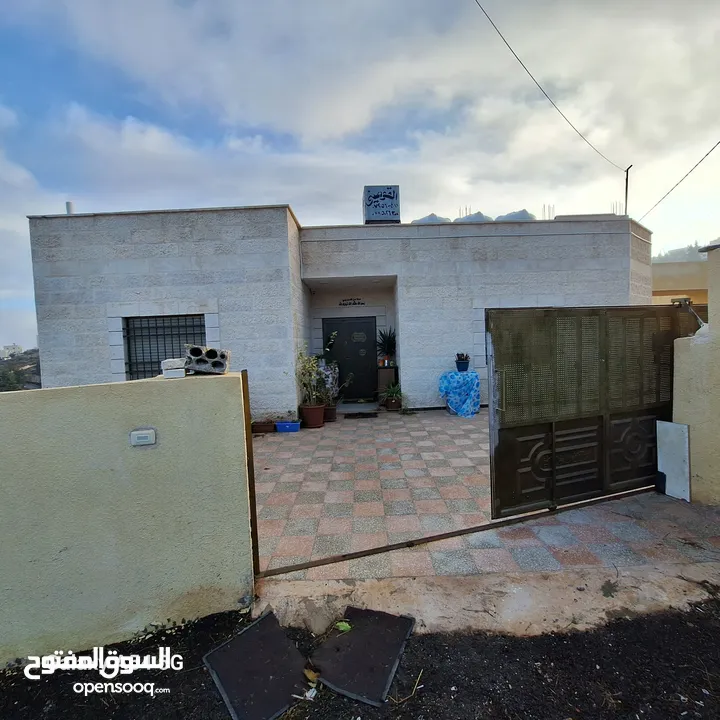 بيت سوبر ديلوكس مستقل للبيع اربع واجهات حجر عمر البناء 3 سنوات اطلاله بانوراميه جميله جدا