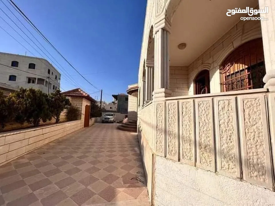 بيت مستقل ڤيلا جانبية مميزة للبيع في بني نعيم قضاء الخليل وعليه اطلالة جميلة جدا وفي منطقة مرتفعة