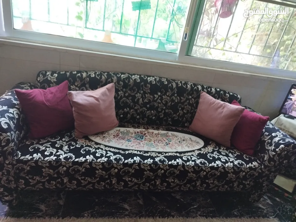 طاولة وسطية معدن وزحاج وتنين جانبيات خشب اسود ايكيا وسجلونتين ثلاثية  بتفتح بكس ثنائية وكرسين انتيكا