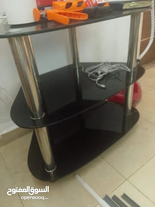 طقم كنب 9 مقاعد بحاله جيده مع طاوله تلفاز زجاج