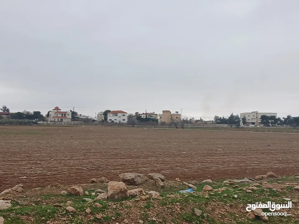 مادبا (الخطابية ) قطع اراضي مفروزة سكنية للبيع من المالك مباشرة بدون وساطات وعمولات منطقة فلل