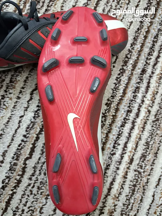 حذاء نايك T 90 رياضي اصابع لكرة القدم اصلي 100 % جديد غير مستخدم نهائيا بحالة الشركة  مقاس 45