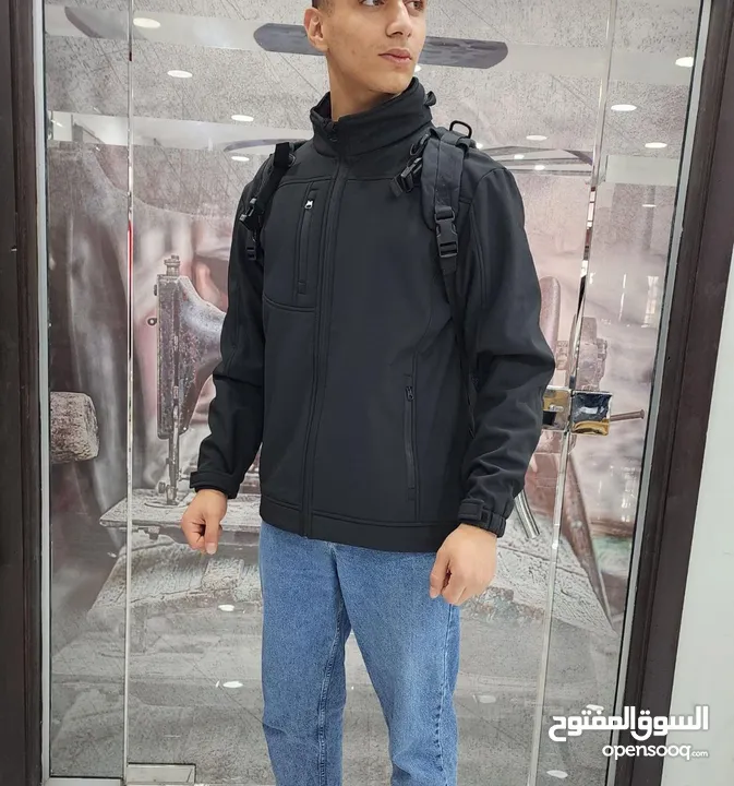 جاكيت سوفت شيل المميز waterproof باللون الأسود نسيج مرن عالي الكثافة.