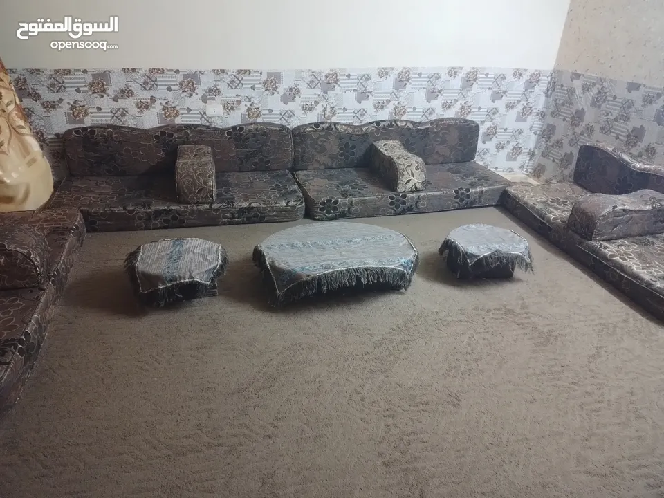 جلسه عربية اسفنج ضغط 18 مع طاولات خشب مع سجاده خمسة باربعه ونص متر بحالة الوكالة.