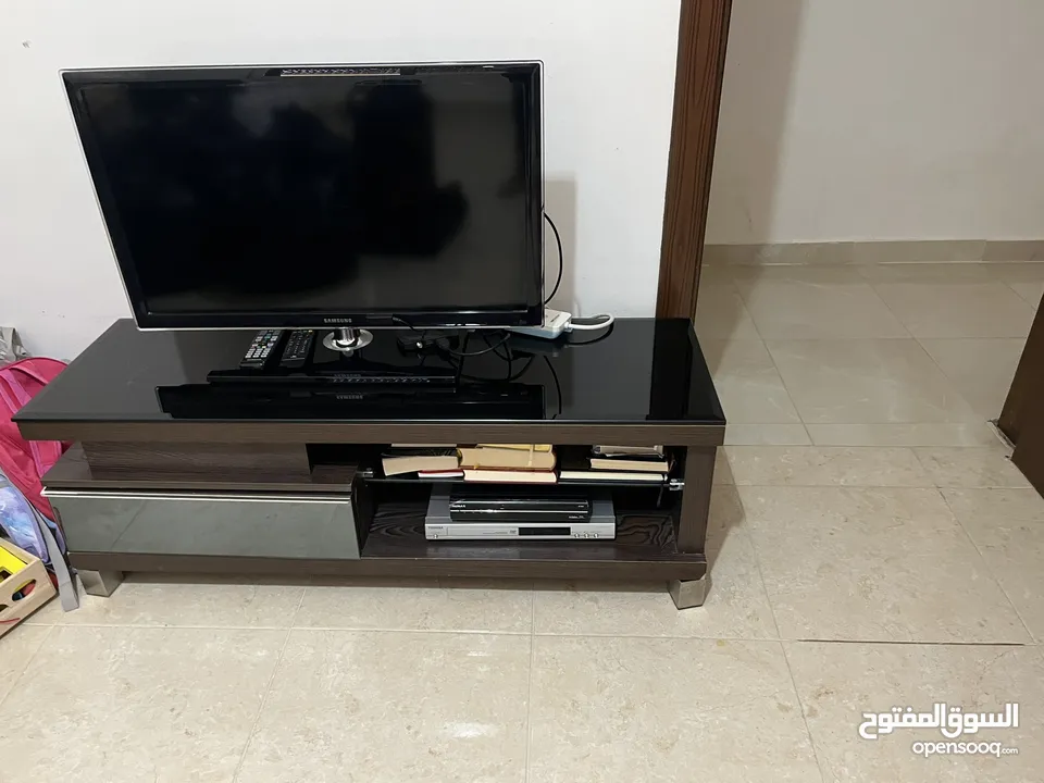 تلفزيون سامسونج 32 بوصة LED مع الطاولة للبيع
