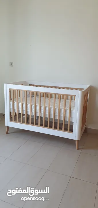 Like New Crib for Baby 4-in-1 Expandable