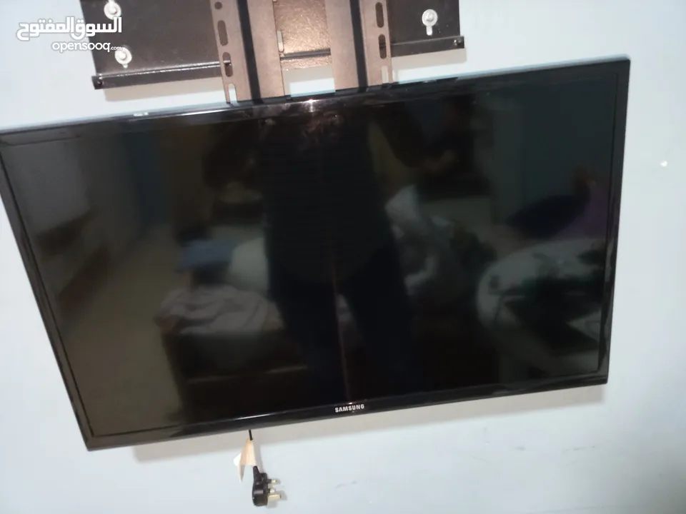 سامسونج بحالة الوكاله جدا ما فيها عيب بدون ريموت