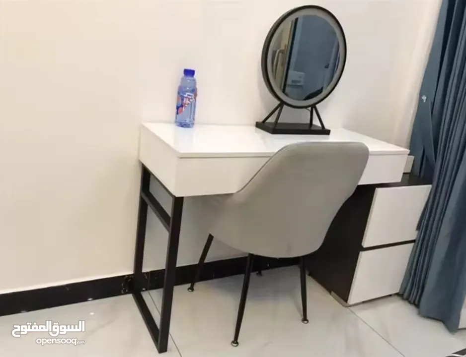 تسريحة مودرن مع خزانة جانبية – لمسة فخامة لغرفتك!  ترتيب وأناقة بمساحة مثالية  تصميم عصري بسيط، يض