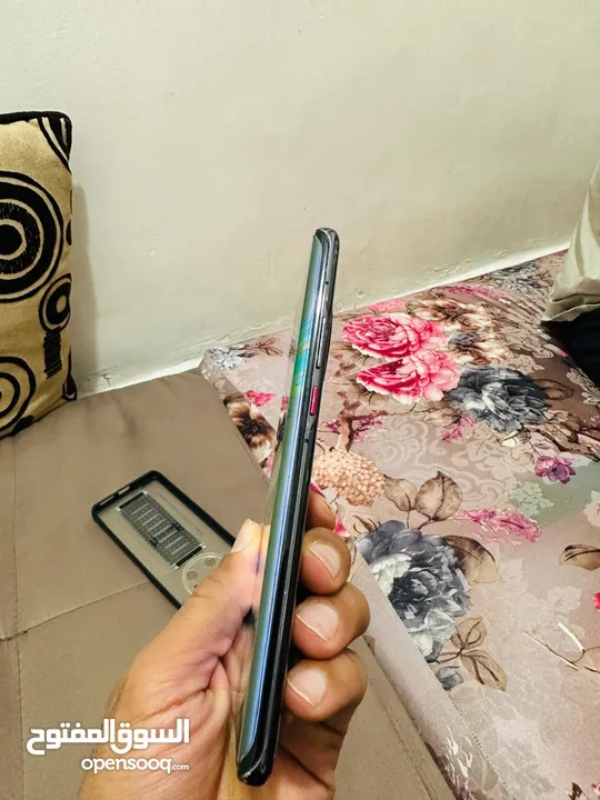 ميت 40 برو مع الشاحن معفي ضريبة حمايه في الظهر فيه خبطه في الشاشه لا تأثر على الاستعمال 256جيجا 5G