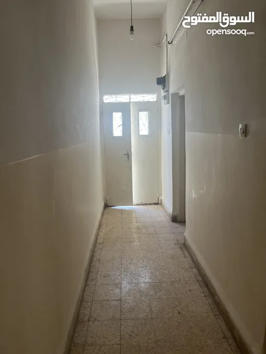 قطعة أرض مع منزل طابقين للبيع في مدينة السلط-نقب الدبور