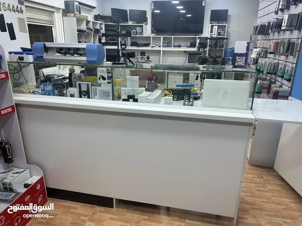 ديكور محل صيانة عبارة عن الواح تعليق بترينة عرض خشب وقزاز رفوف خزائن بحالة الوكالة للبيع بسعر ممتاز