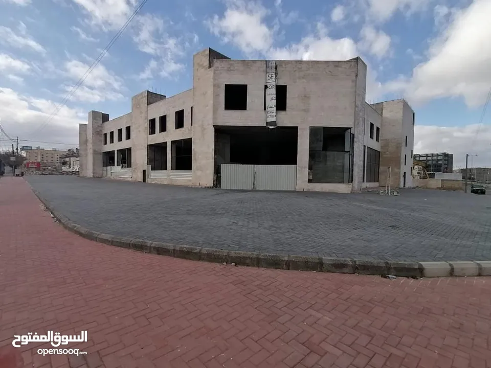 مجمع تجاري للبيع في منطقة المقابلين شارع القدس على 3 شوارع