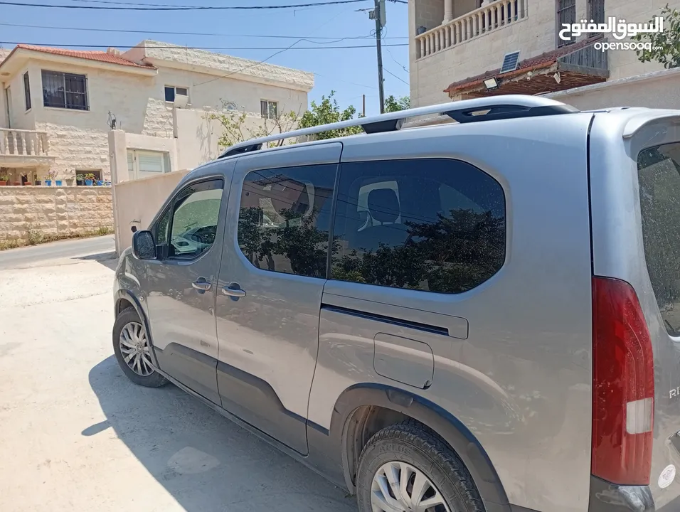 سيارة خاصة بحالة ممتازة جدا  كوشوك جديد بطارية جديدة مع كفالة  ترخيص سنة كاملة  الاستخدام عائلي فقط