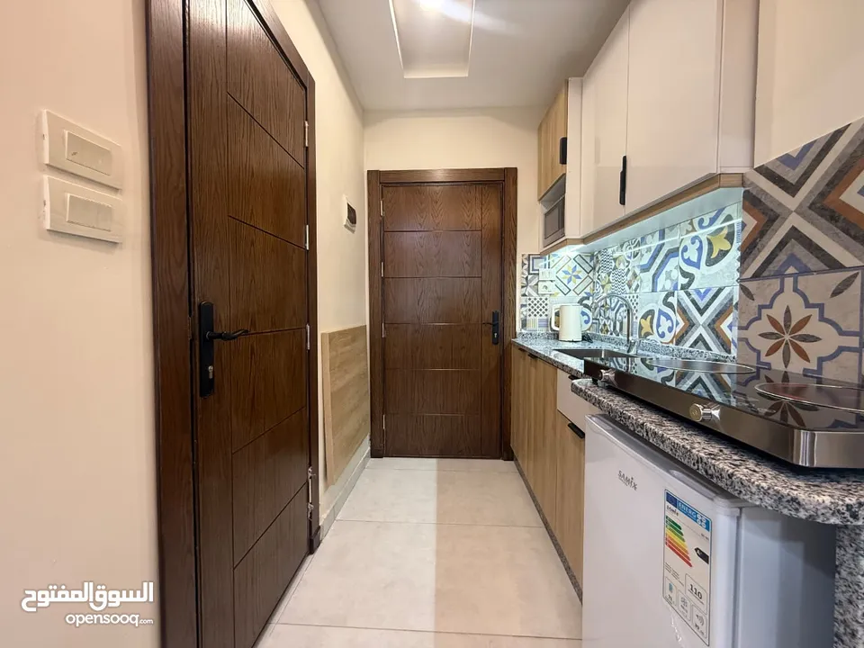 26 استديو للبيع عند الجامعة الاردنية تشطيب جديد حمام و مطبخ لكل استديو عائد استثماري مميز جدا و مميز