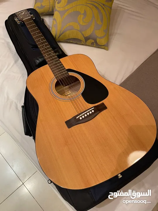 Yamaha F310 Acoustic Guitar with bag