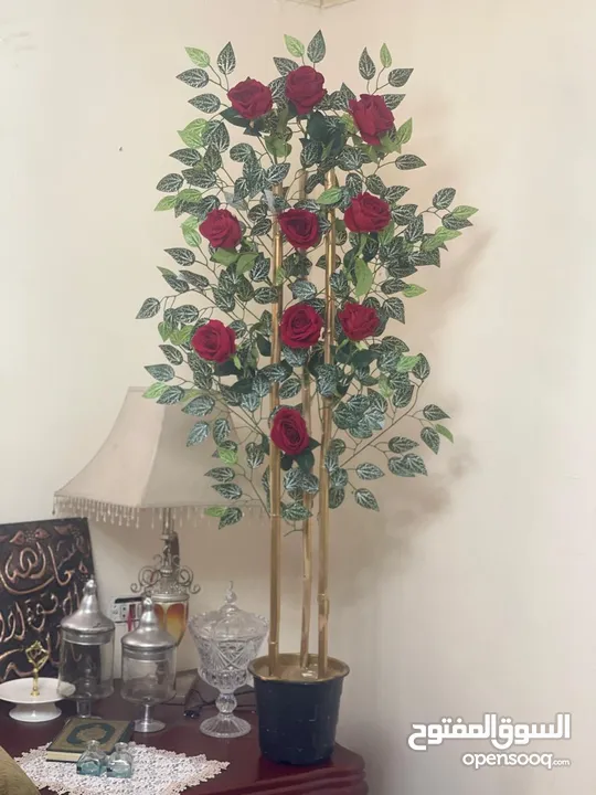أشجار زينه ورد صناعي   متوفر لون احمر فقط  شغل بيتي مرتب بزبط داخلي و خارجي للمنزل وللغرف و للمداخل