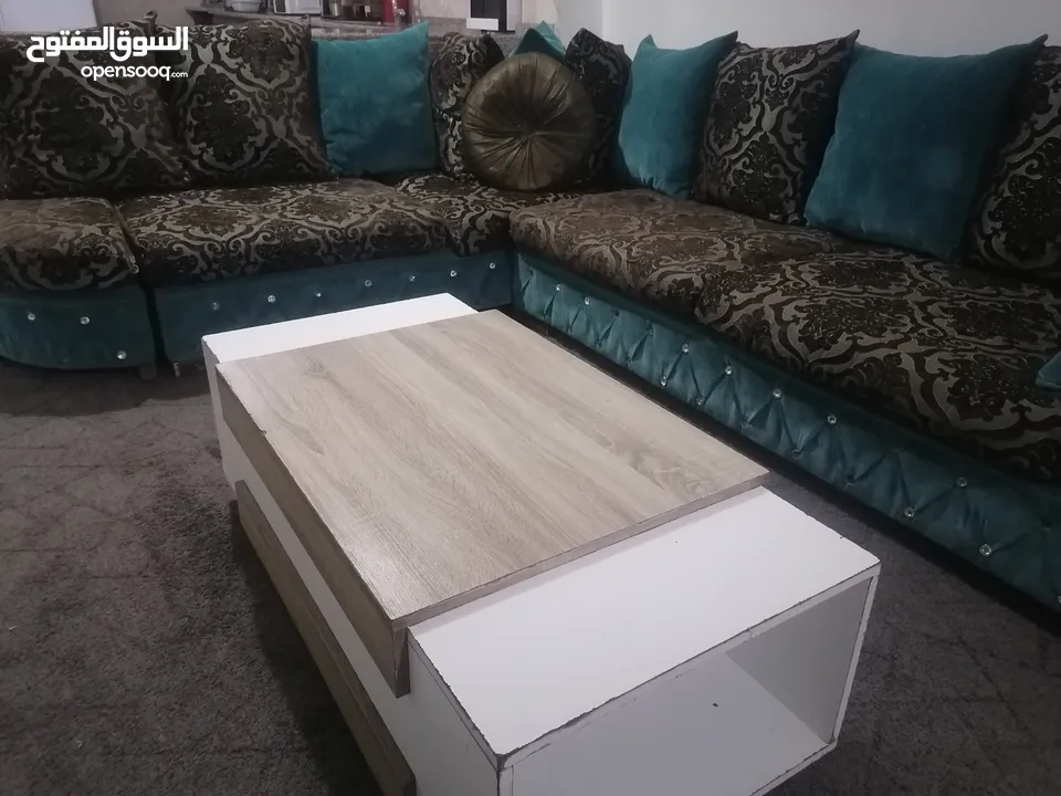 كورنر 7 مقاعد للبيع المستعجل السفر مع طاوله وسط وطقم سيرفس  وطاوله تلفزيون