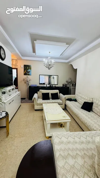 شقه طابق اول مع حديقه واسعه للبيع ابو نصير / مقابل الكليه البحريه