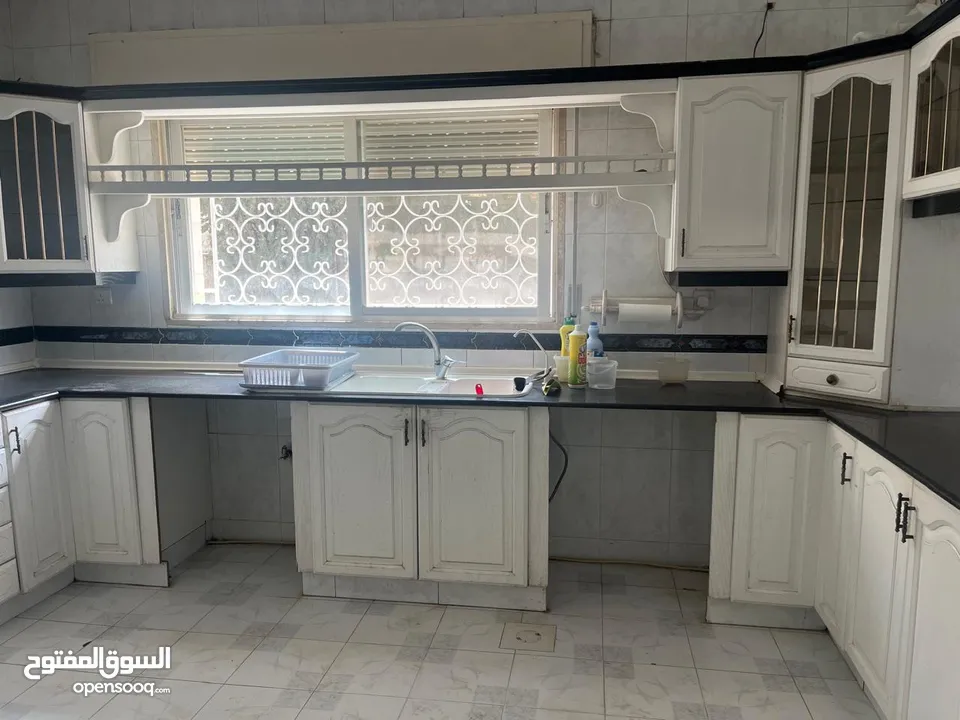 مطبخ بلوط صولد بحالة جيدة جدا للبيع