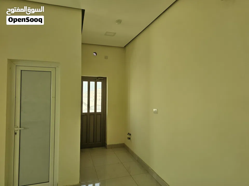 مكتب للايحار في سلماباد الجديدة قرب المدينة للزجاج