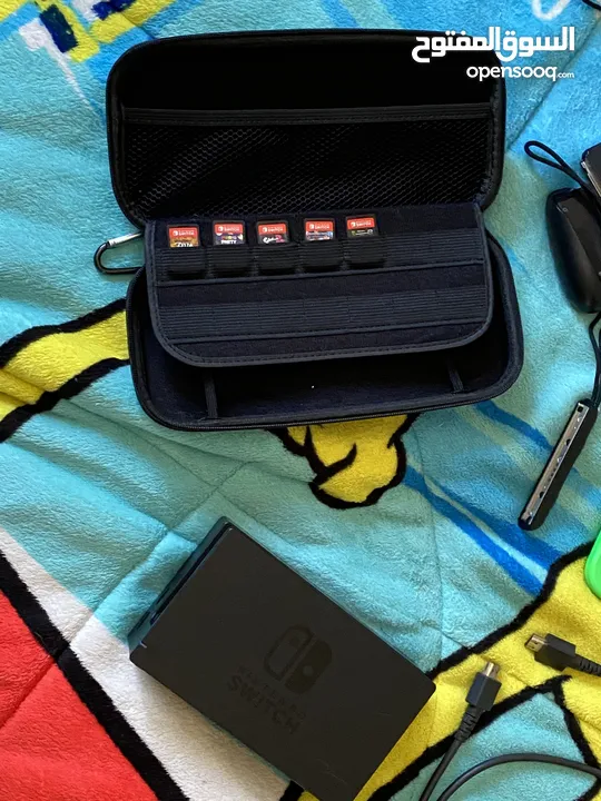 نينتيندو سويتش + 2 joy con إضافيتان مع شمعة مع مسكتين مع اغراضه ( بدون ألعاب )و شنتة