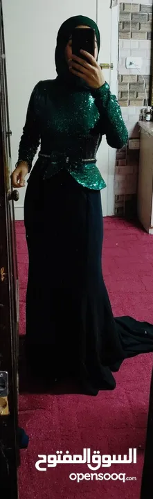 فستان كامل لونه اخضر باسود