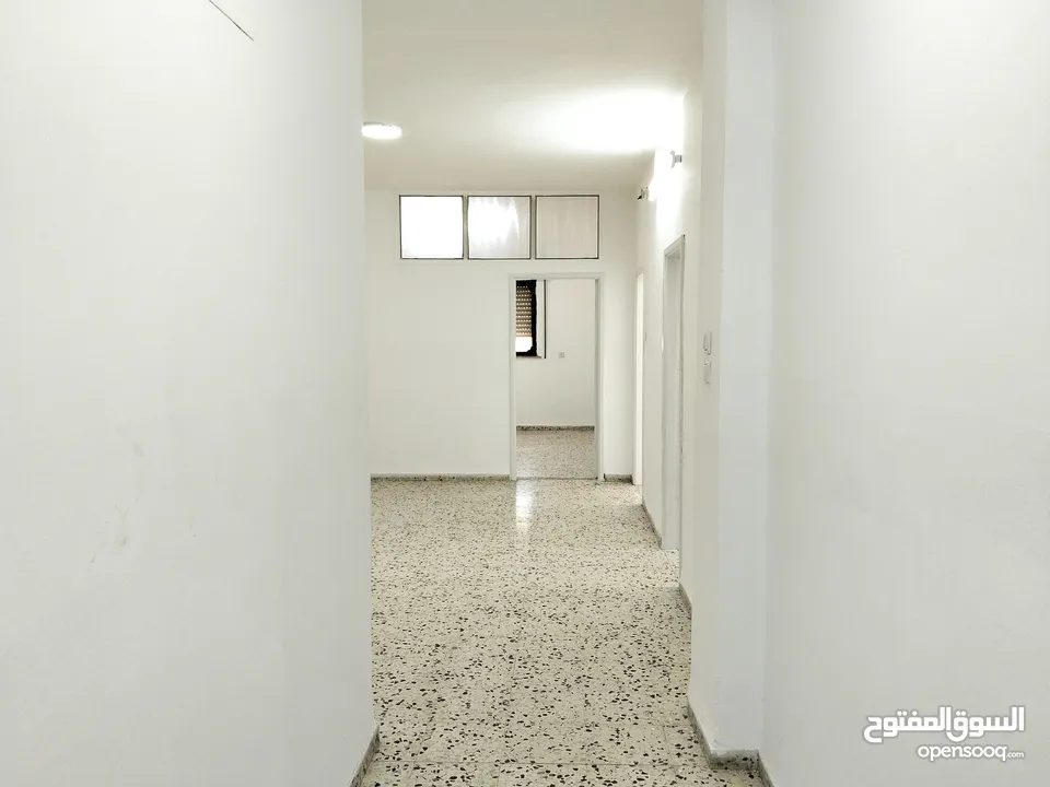 شقة للايجار حلحول الشارع الرئيسي
