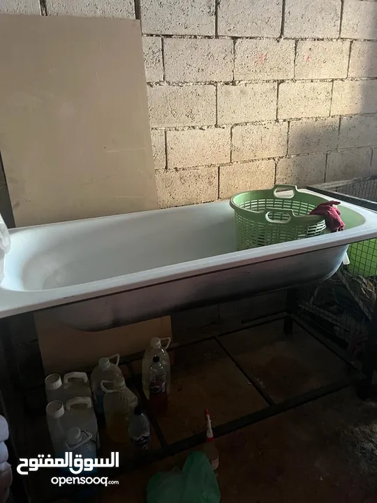 ماكنه دراي كلين وحماصه وبانيو للنقع وفي غساله اتوماتيك وفي 5 ماكنات خياطه وفي كولر وفي مرمره حديد مع