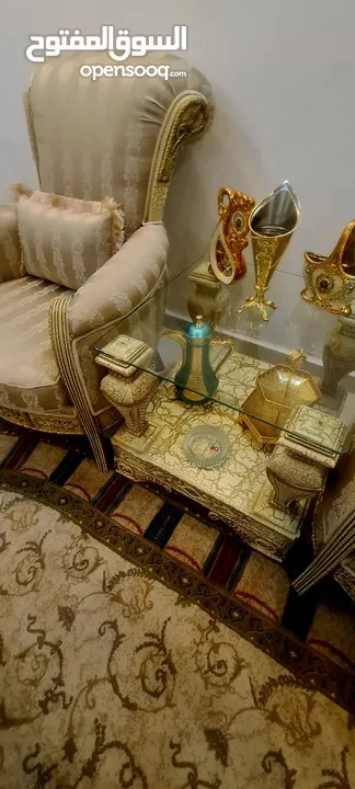 طقم كنب ايطالي فاخر  نخب4 قطع 7   مقاعد و 4 قطع.  1 كبير + 3 طاولات