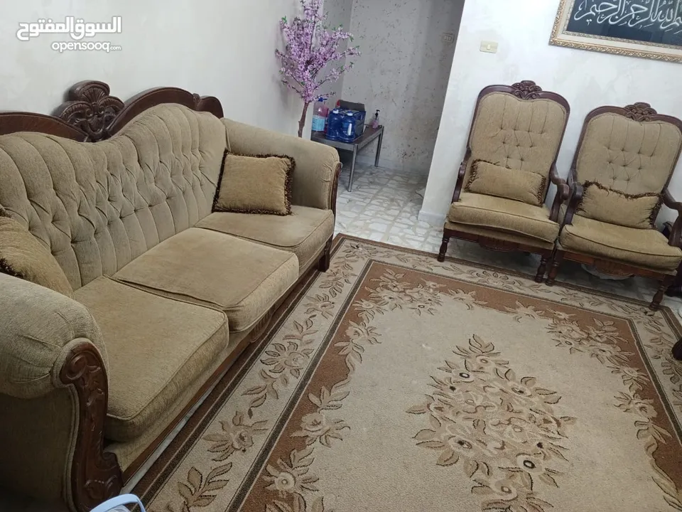 طقم كنب مستعمل بحاجة قشاطات وخياطة القماش وتنظيف  للبيع بسعر مناسب