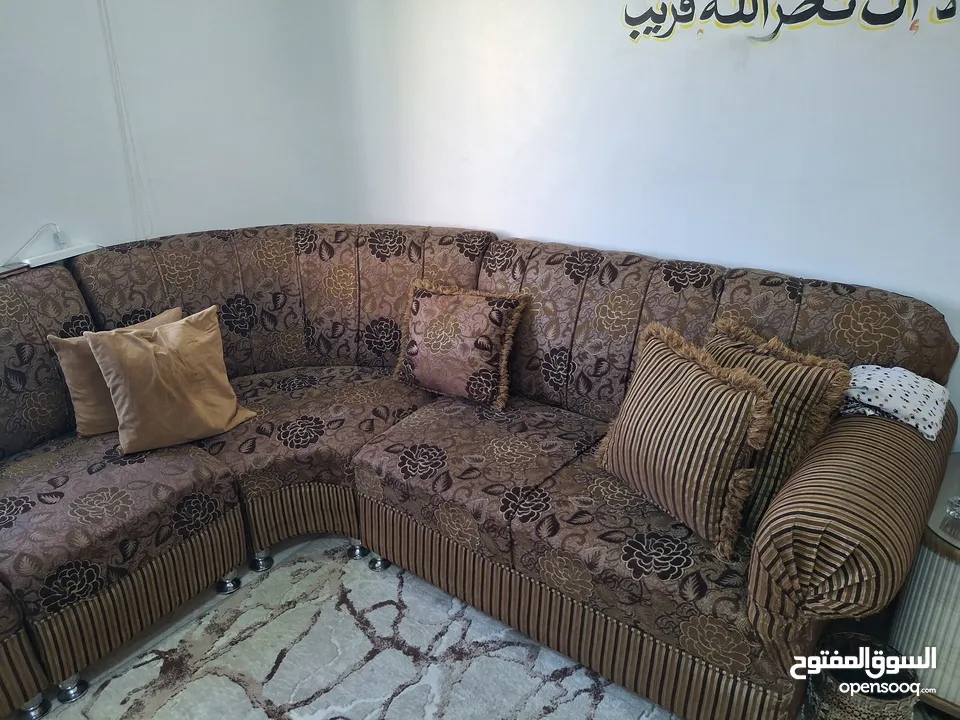 طقم كورنر 8 مقاعد مستعمل بحالة جيده وبسعر مغري جدا(قابل للمفاصلة)