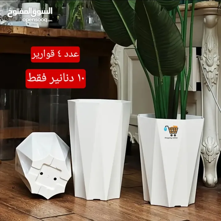 قوارير شكل معين باللون الأبيض