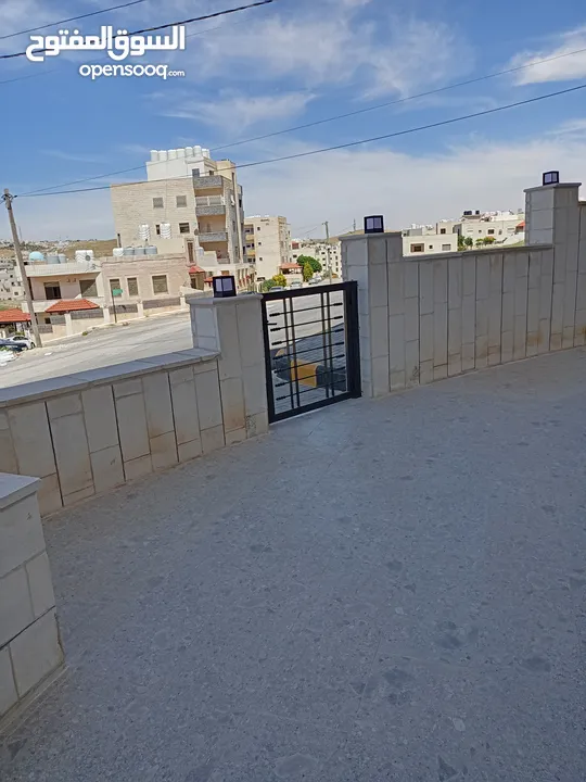 شقة ارضية/ 175م تدفئة مركزية راكبة تعمل على الغاز/ ترس امامي واسع/ موقع مميز