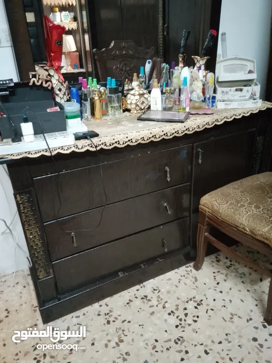 غرفة نوم بحالة ممتازة جدا استعمال عرسان نضيف للبيع بسبب السفر بدون فرشة