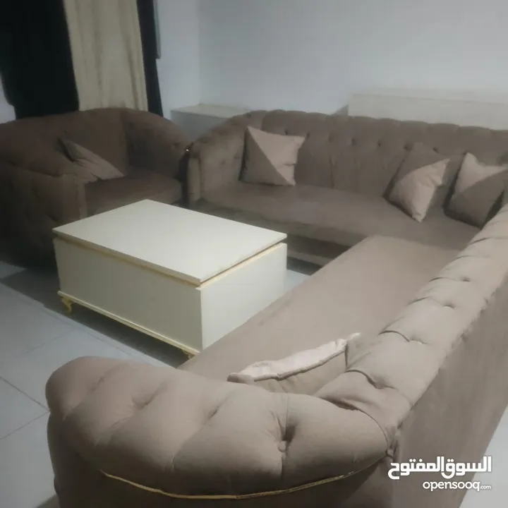 طقم كورنر للبيع مع طاولة وسط ثقيل استعمال اقل من سنة كلف جديد 400 دينار للبيع بي 150 دينار