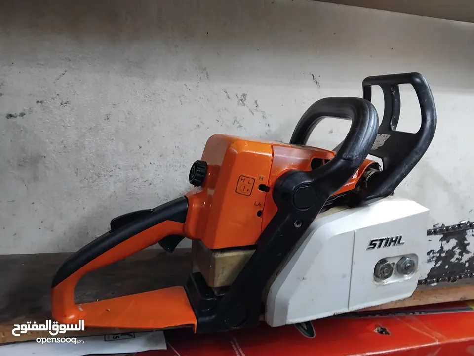 منشار بنزين ماركة STIHL