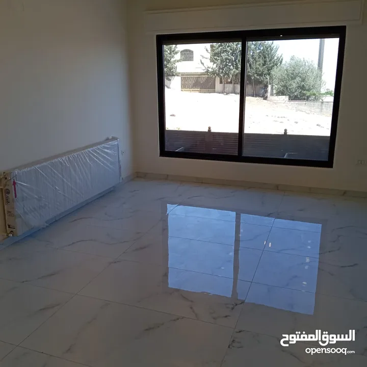 طريق المطار لم تسكن سوبر ديلوكس شقه فارغه للايجار + 240 متر 5 غرف نوم ـ 2 ماستر
