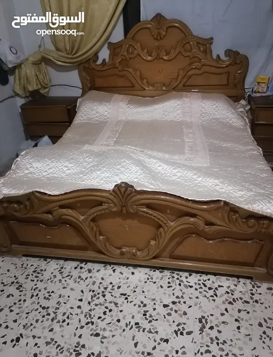 غرفه نوم موديل قديم خشب جيد ولا يوجد كسر فيها بحاله جيده