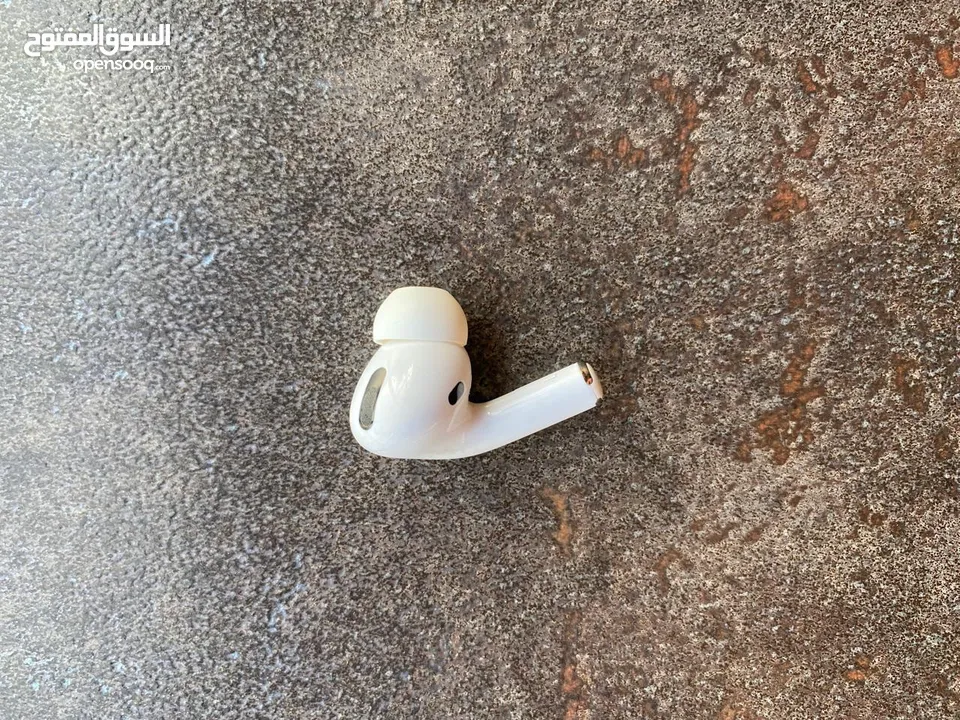 AirPods Pro بحالة ممتازة الشاحن مع سماعة يسار فقط