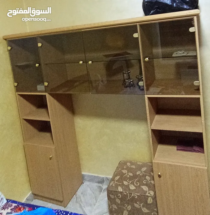 بوفيه خشب برفوف زجاجية بحالة ممتازة
